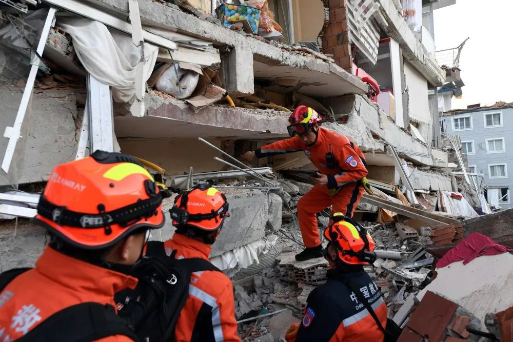 2月8日，中国救援队队员在土耳其哈塔伊的一处地震废墟搜救。新华社记者 沙达提 摄